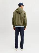 Pantalón jogging azul marino de fit relajado, tiro medio y cintura elástica. Confeccionado en tejido de felpa sin frisa, cuenta con elástico en la cintura, cordón ajustable y bordado sutil en el lateral.