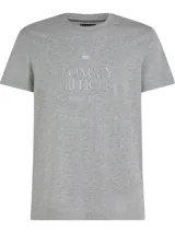 Remera de cuello redondo y manga corta, confeccionada en algodón. Presenta el logo de la marca bordado en el pecho con la inscripción 'Tommy Hilfiger Since 1985'.