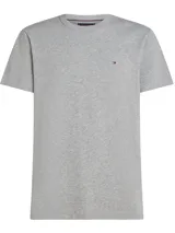 Remera de corte relajado Tommy Hilfiger, confeccionada en tejido de algodón con fibras elásticas. Presenta cuello redondo, mangas cortas y el logo de la marca bordado en el pecho.