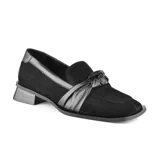 Zapato mocasín color piel de cuero, con punta cuadrada y detalle de nudo en el empeine. Tiene un pequeño taco cuadrado color negro.