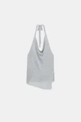 Top halter de punto con hilo metalizado, color plateado, con escote pronunciado y tirantes para anudar al cuello.