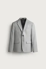 Blazer slim fit de color gris, con cuello de solapas de muesca, manga larga con botones en los puños, bolsillo de vivo en el pecho y bolsillos con solapa en la cadera. Cuenta con cierre frontal de un botón.