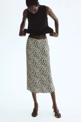Pollera midi de tiro alto con estampado animal print de leopardo, corte evasé y caída suave.