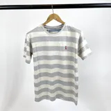 Remera de algodón a rayas horizontales grises y blancas con logo bordado en el pecho.