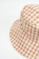 Gorro tipo bucket con estampado de cuadros vichy en color amarillo y blanco.