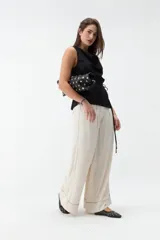 Musculosa bordó con escote drapeado, sin mangas y diseño holgado con lazo para ajustar en la cintura.