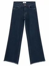Jean de corte wide leg y tiro medio en color azul oscuro, con bolsillos clásicos y terminación desmechada en el ruedo.
