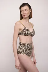 Bombacha de bikini tipo culotte de tiro alto con estampado animal print de leopardo.
