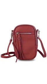 Bandolera compacta color rosado, con correa regulable y desmontable. Tiene apertura superior, bolsillo frontal con cierre y detalle de borla, y bolsillo trasero sin cierre. El interior está forrado en tela y cuenta con un bolsillo adicional.