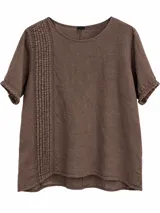 Blusa marrón de manga corta con cuello redondo, corte holgado y detalles de alforzas verticales y bordados en el frente, además de terminaciones con flecos en las mangas.