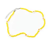 Collar corto de cuentas amarillas con flores blancas y centro naranja.