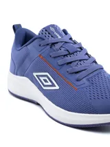 Championes deportivos de running Umbro modelo Volten para mujer, de color negro con suela blanca y base rosada, detalles en celeste y cordones negros.