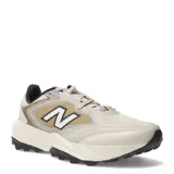Championes New Balance Tektrel para mujer, en color beige con detalles en marrón y negro, diseñados para trail running y actividades al aire libre.