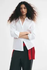 Camisa de manga larga en mezcla de algodón con cuello, botones en la parte delantera y canesú en la espalda. Cuenta con puños sencillos y bajo redondeado.