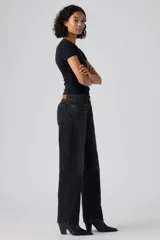 Jeans de corte recto y tiro bajo en color negro con efecto lavado, confeccionados en denim con diseño clásico de cinco bolsillos y cierre frontal con botón y cremallera.