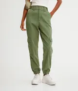 Pantalón jogger color beige, de tiro alto, con bolsillos cargo laterales y tobillos ajustados.