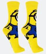 Par de medias de caña alta amarillas con estampado de un Minion.