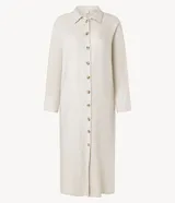 Vestido chemise recto, confeccionado en viscolino con 15% de lino, con cuello, abotonado delantero y mangas 7/8. Color beige claro.