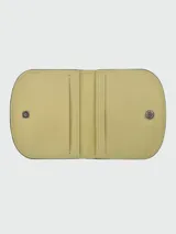 Tarjetero plegable de cuero color verde oliva, con cierre de broche a presión y compartimentos internos para tarjetas.