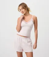 Short de pijama de algodón color rosado con diseño a rayas finas, cintura con elástico interno y calce holgado.