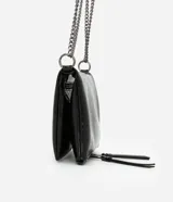 Cartera transversal mediana de poliuretano color negro, con cierre por imán, separadores con cremallera y asa de cadena.