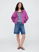 Canguro con cierre frontal y capucha, color fucsia, con logo Gap Athletic 1969 bordado en el pecho. Cuenta con bolsillos tipo canguro y puños elásticos.