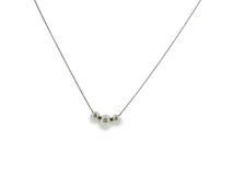 Collar de acero con cadena fina de serpiente y tres cuentas esféricas deslizantes de acabado mate en el centro.