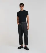 Remera masculina blanca, modelo muscle con cuello redondo y manga corta. Sin estampado, confeccionada en algodón certificado BCI.