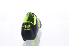 Championes de fútbol Umbro modelo Classico II HG, color negro con detalles en verde neón. Presentan un diseño clásico con costuras en la puntera para mayor control, cierre con cordones y suela con tapones para césped natural firme.
