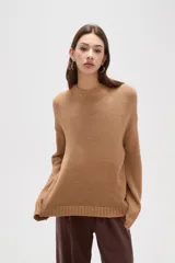 Sweater de tejido de punto color azul, con cuello redondo, manga larga y diseño holgado.