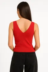 Top verde oliva de bretel ancho, confeccionado en tejido de viscosa acanalada y escote en V.