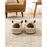 Pantuflas cerradas de peluche color beige con diseño de capibara, orejas marrones y suela antideslizante.