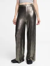 Pantalón de tiro medio con efecto plisado y acabado metálico en tonos bronce/dorado oscuro. Presenta cintura elástica y corte ancho y fluido.