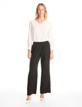 Pantalon de corte wide leg en color gris, con cintura elastizada y franjas laterales en contraste. Presenta un diseño de pierna recta y holgada.