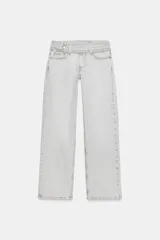 Jeans de corte recto y tiro bajo, confeccionados en tejido de algodón. Presentan diseño de cinco bolsillos, cierre frontal con cremallera y botones, y detalle de cinturón integrado en la cintura.