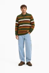 Jean carpintero de corte regular fit, confeccionado en denim de algodón color azul claro con lavado lightwash. Presenta diseño utilitario con bolsillos laterales funcionales y detalles metálicos en color cobre.