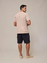 Bermuda cargo de sarga en color azul, con bolsillos laterales con solapa y cierre de botón. Diseño funcional con corte recto y ajuste cómodo.