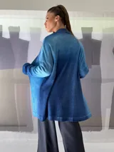 Cardigan oversize tejido en lana merino teñida artesanalmente, con puños y cuello en fieltro de lana merino.
