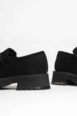 Mocasines de gamuza color tostado, con suela gruesa negra de goma con plataforma y diseño track.
