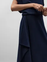 Falda midi de punto azul marino con cinturilla elástica y godet lateral.