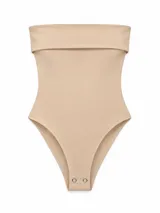 Body negro sin tirantes (strapless) con escote recto y diseño ajustado, con cierre de broches en la parte inferior.