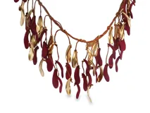 Collar artesanal con cordón anudado y múltiples dijes colgantes en forma de lágrima en tonos dorados y bordó.