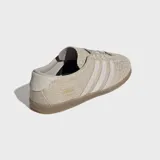 Championes Adidas Gazelle Lo Pro de perfil bajo, color beige con textura reptil, detalles en tono más claro y suela de goma translúcida.