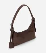 Cartera tipo shoulder bag de tamaño pequeño, confeccionada en material sintético con acabado tipo gamuza y textura crocco. Presenta una correa de hombro fija con hebillas metálicas decorativas en los laterales y cierre superior por cremallera.