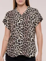 Camisa de manga corta con estampado animal print, cuello con solapa, escote en V y cierre frontal con botones.