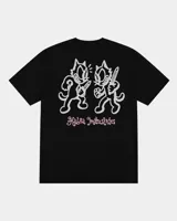 Remera de manga corta negra con diseño gráfico en la espalda que muestra dos gatos animados con cuchillos y el texto 'Kaboa Industries'.