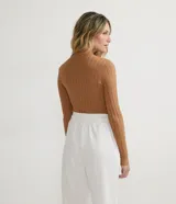 Polera color camel de punto acanalado, con cuello alto y mangas largas.