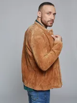 Campera marrón claro de cuero gamuzado, con cierre frontal y cuello mao con broches.