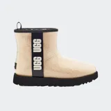 Botas cortas UGG Classic Clear Mini, impermeables, con exterior transparente y forro de borreguillo sintético color crema. Suela negra con relieve.