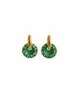 Aros tipo argolla con dije circular de resina negra y borde de strass, con estructura metálica dorada.